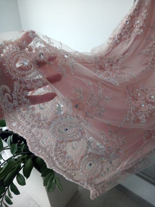 Śliczna sukienka koronkowa cekiny 40/42