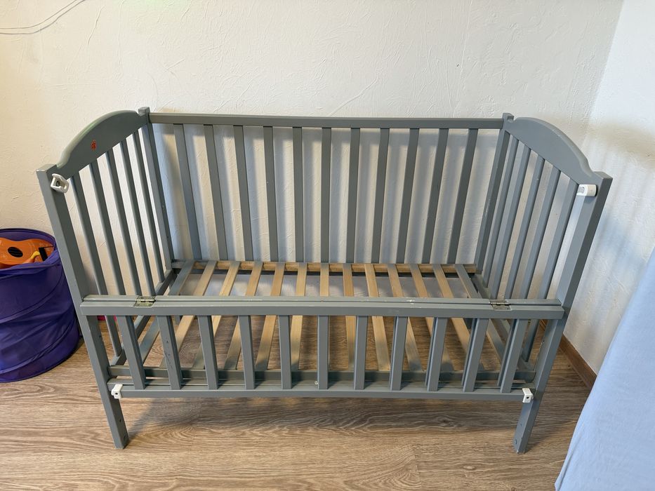 Дитяче ліжко з  буку  сіре