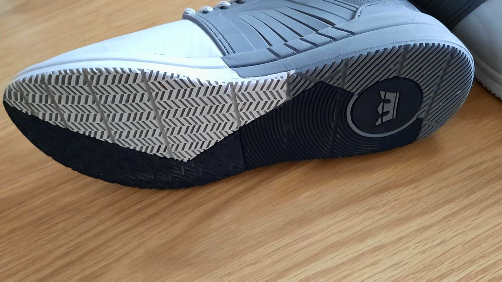 Ténis Supra cinzentos