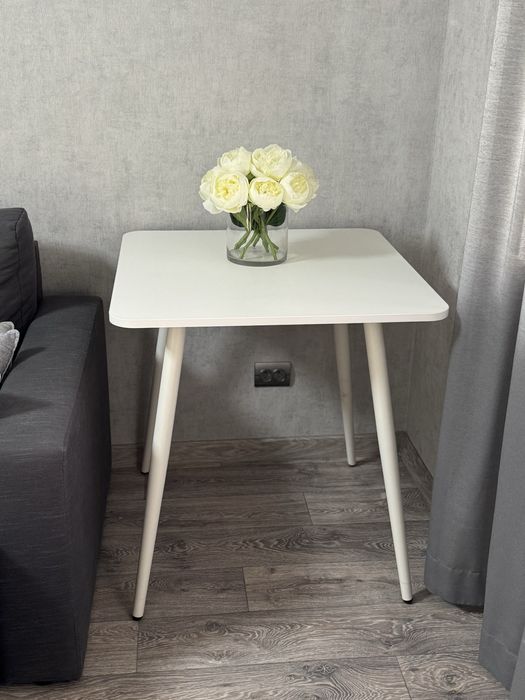 Стіл для дому чи офісу Nowy Styl, 70×70 см, в ідеальному стані