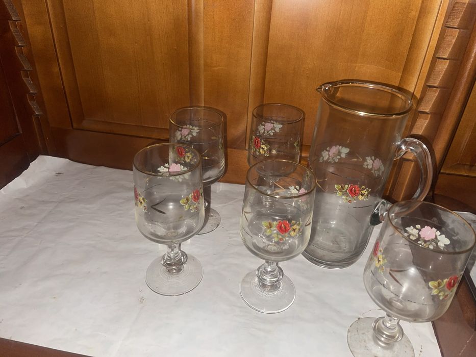 Vendo vários serviços de copos e peças decorativas