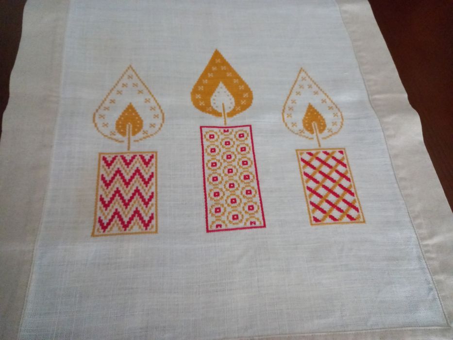 Pano de mesa de linho bordado em ponto de cruz com motivo de Natal