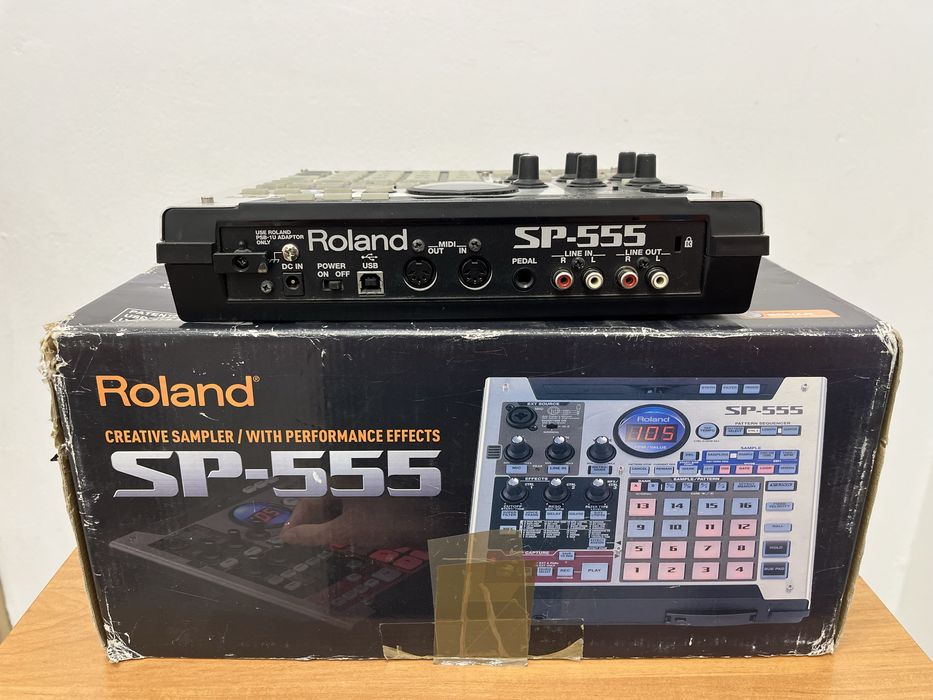 Roland SP-555 sampler + footswitch