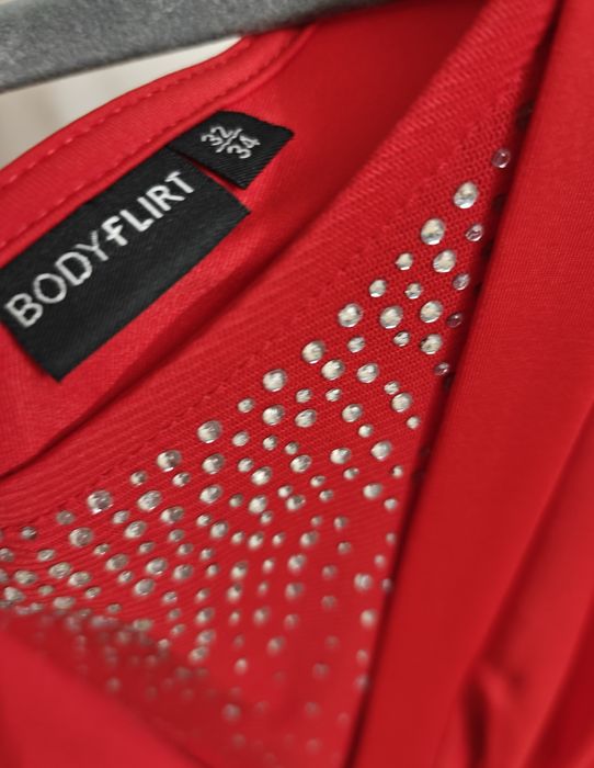 Sukienka czerwona świąteczna mini z kryształkami Bonprix