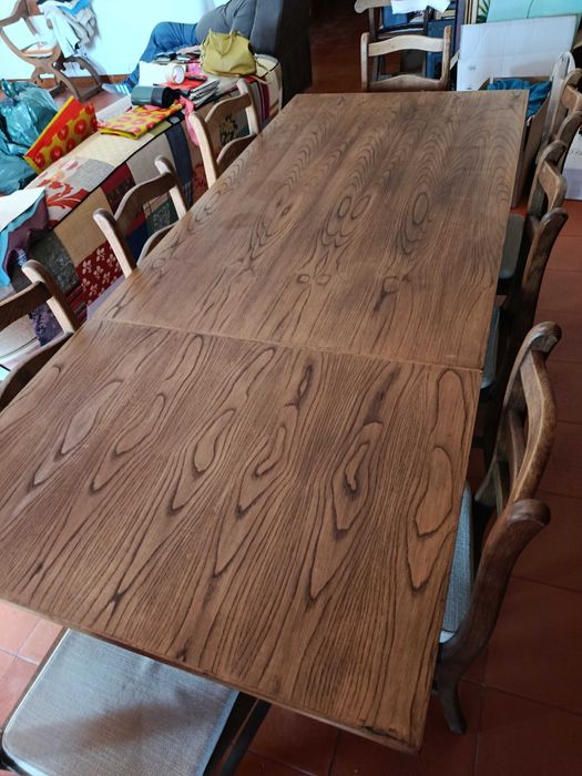 Mesa de jantar em madeira macica castanho extensivel com 15 cadeiras qualidade