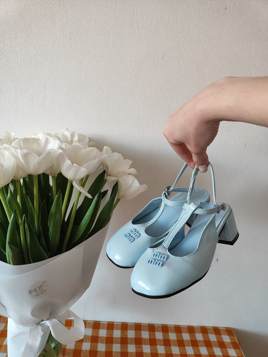 Блакитні туфлі, каблук