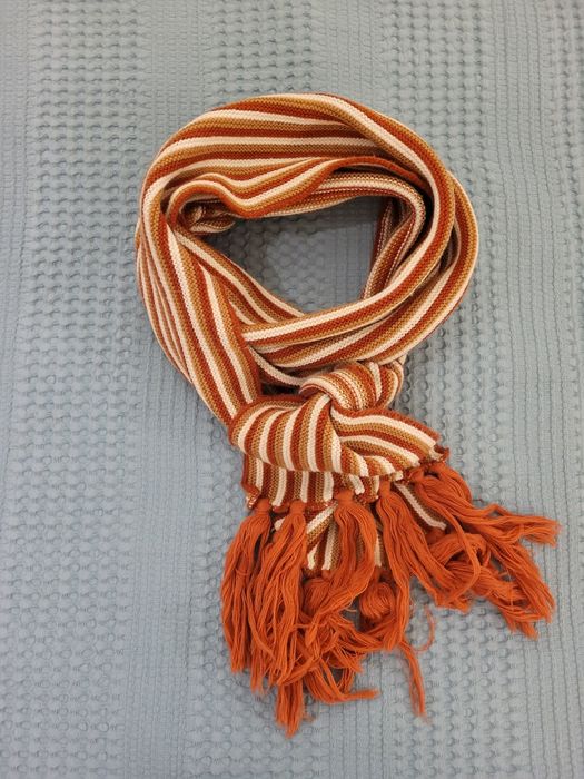 Długi szalik zimowy camel rudy kremowy – modny, ciepły, miękk