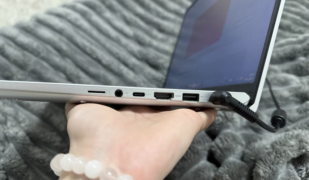 ASUS VivoBook X512UF