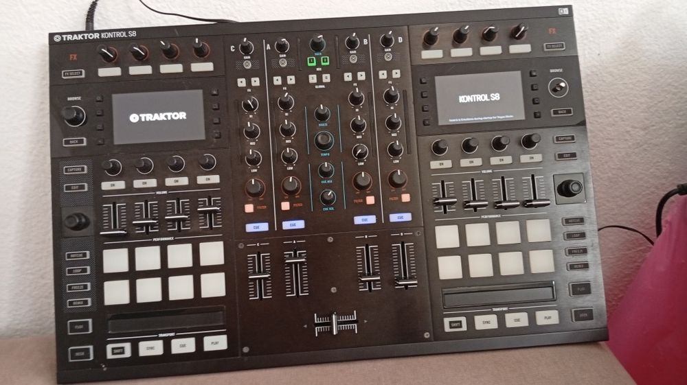 Controlador DJ TRAKTOR KONTROL S8 Native Instruments