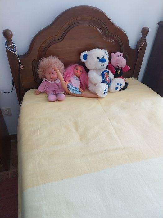 Cama solteiro em mogno  com colchao e estrado novos