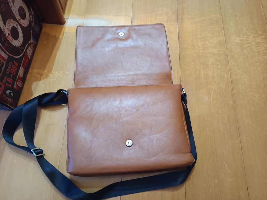 Vendo a  nova mala castanha preta para trabalho bom estado