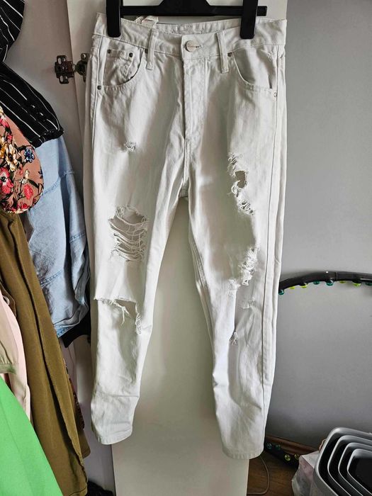 Białe spodnie mom jeans z dziurami