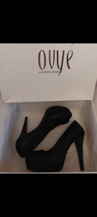 Czarne skórzane szpilki włoskiej Marki OVYĚ