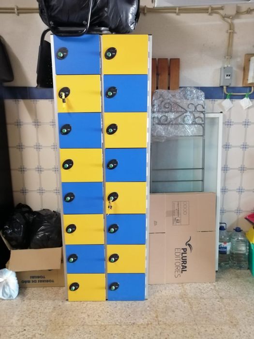 Móvel com cacifos de duas cores