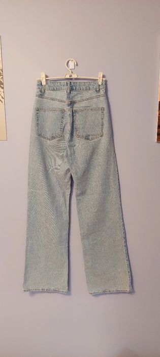Wide High Jeans, wysoki stan, proste, szerokie nogawki i przetarcia
