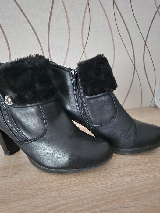 Botki czarne na obcasie.