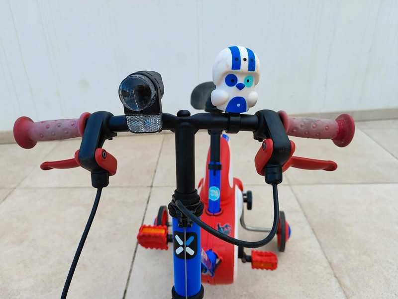 Bicicleta infantil à espera de novo dono, com ou sem rodinhas