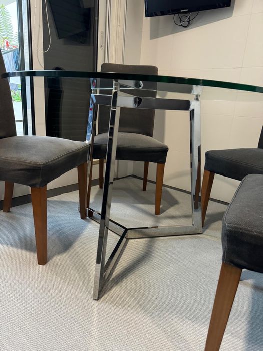 Mesa redonda com tampo em vidro