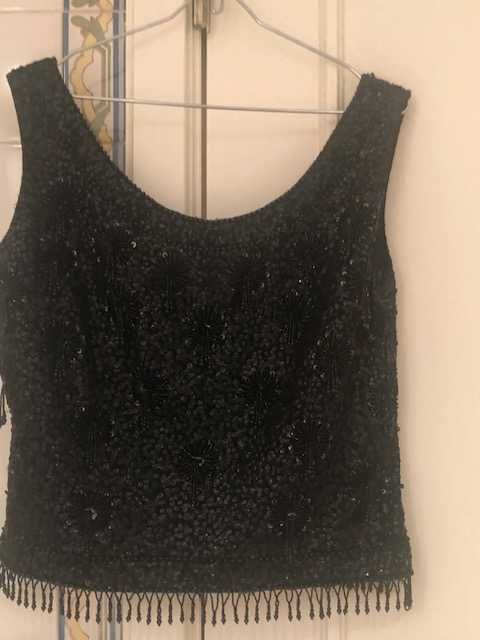 Lindíssimo top preto de lantejoulas e miçangas da mesma cor