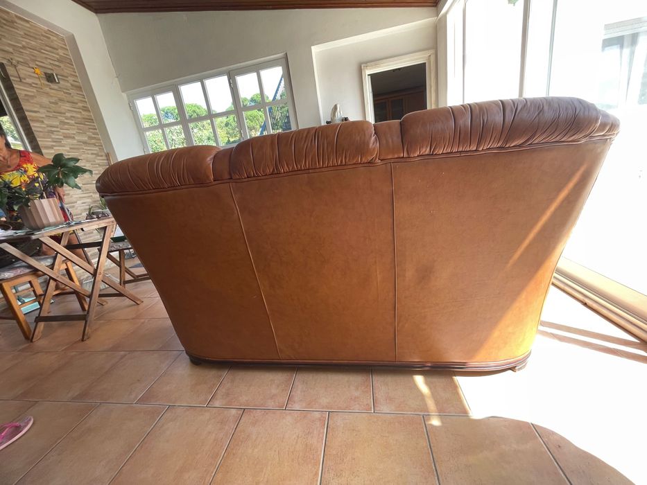 Sofá de pele castanho