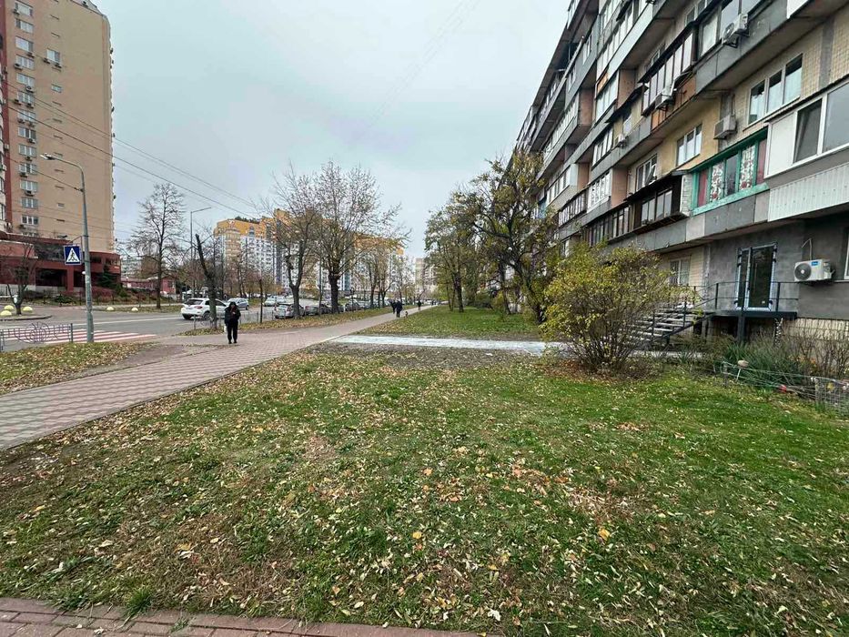 Фасадне приміщення в оренду на Березняках