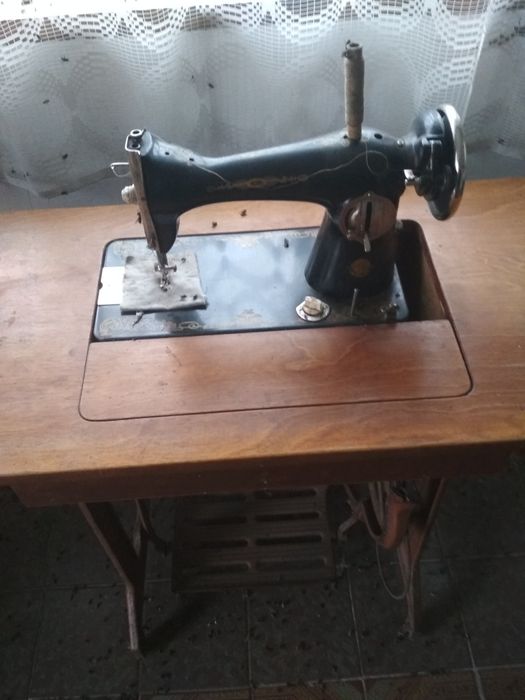 Швейна машинка ножна.