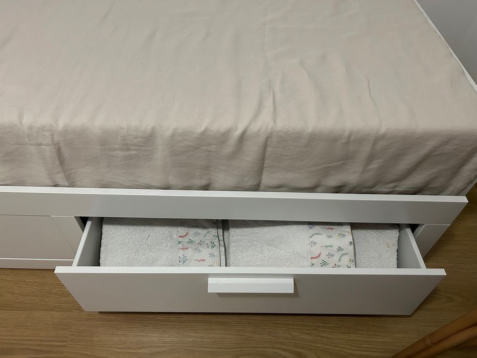 Cama individual/dupla com gavetas de arrumação
