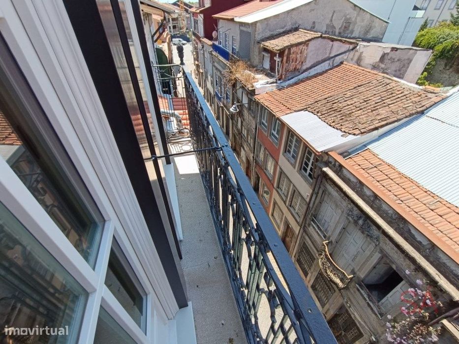 Apartamento T0 novo com varanda, equipado e mobilado, localizado no...