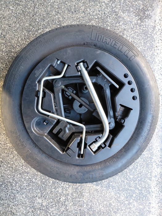 Pneu Pirelli de recurso, 135/80/14 e kit ferramentas
