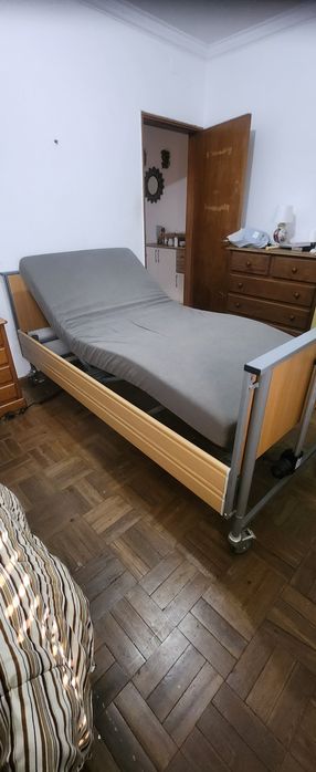 Cama articular para tratar pessoas idosas