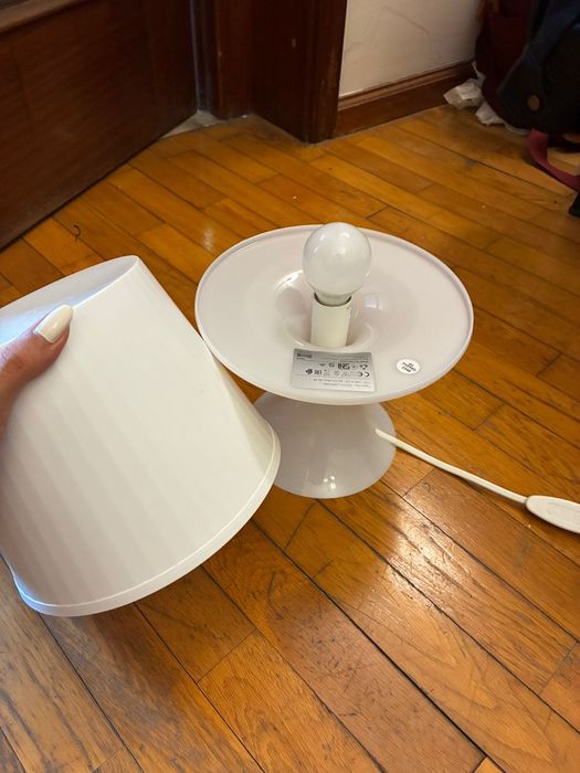 Móveis Ikea - estante de metal, mesa escrivaninha, candeeiro de mesa