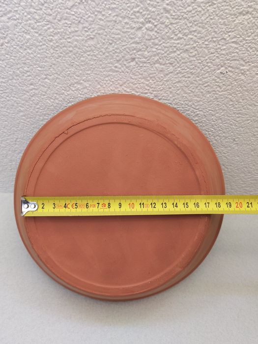 Prato de barro, interior pintado e vidrado, 24cm
