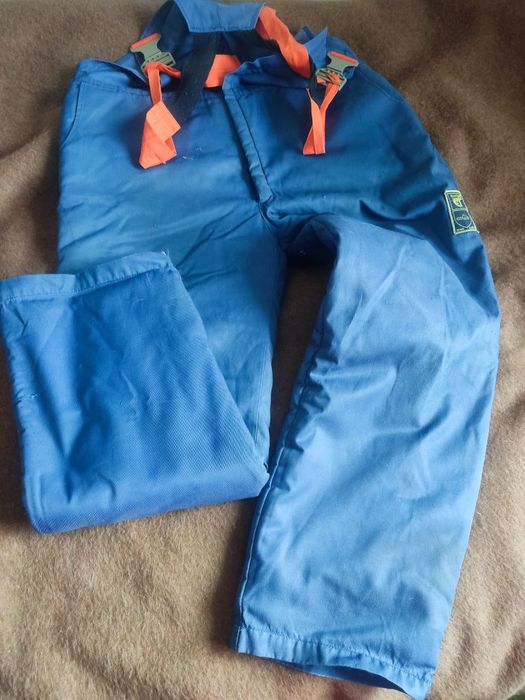 Защитные брюки для работы с ручной цепной пилой