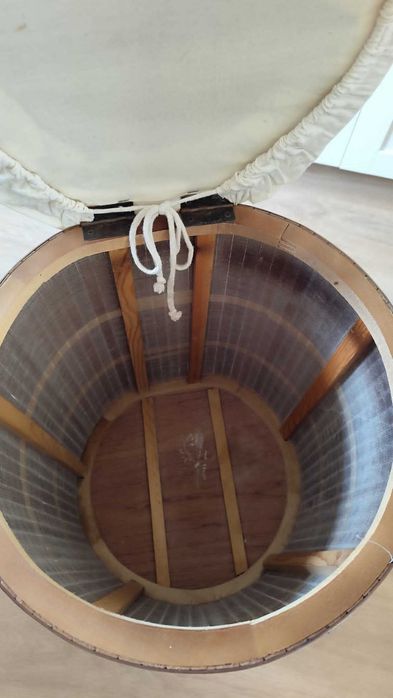 Cesto de roupa c/ detalhe em madeira e tampo em tecido.