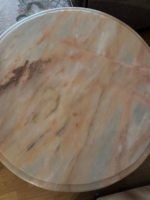 Mesa redonda de centro em mogno com tampo em mármore