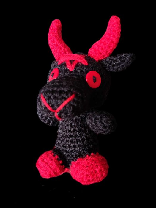 Baphomet Fofinho em Crochê – Um Toque Místico e Divertido