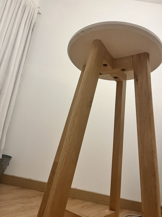 Banco alto branco e madeira