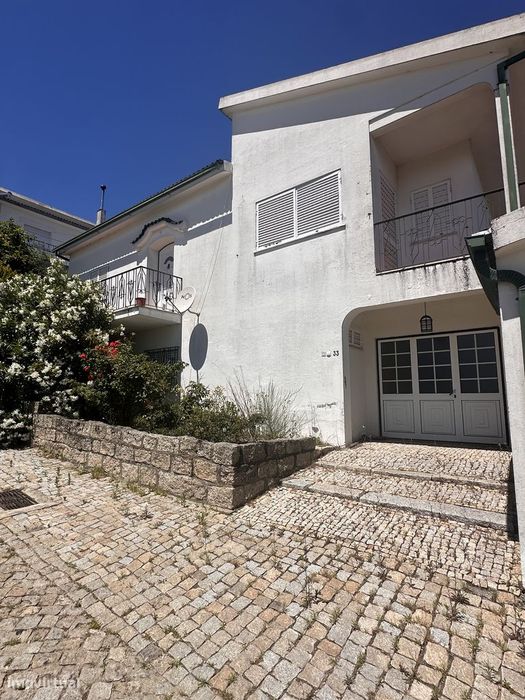 Moradia T4 com jardim e garagem em Sernancelhe
