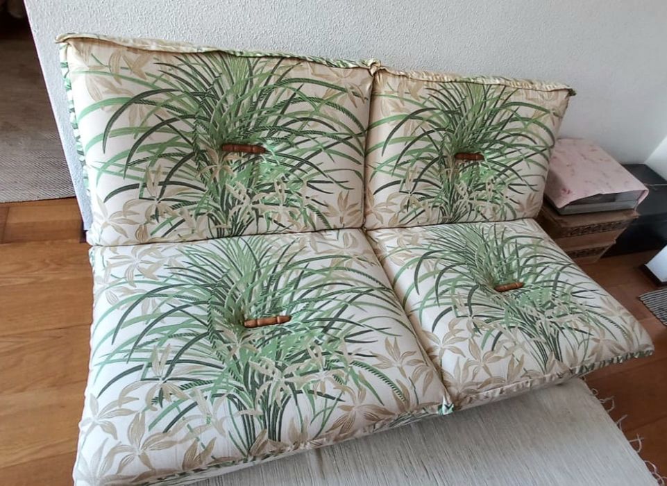 Mesa de abas e cadeiras em pinho e sofás!