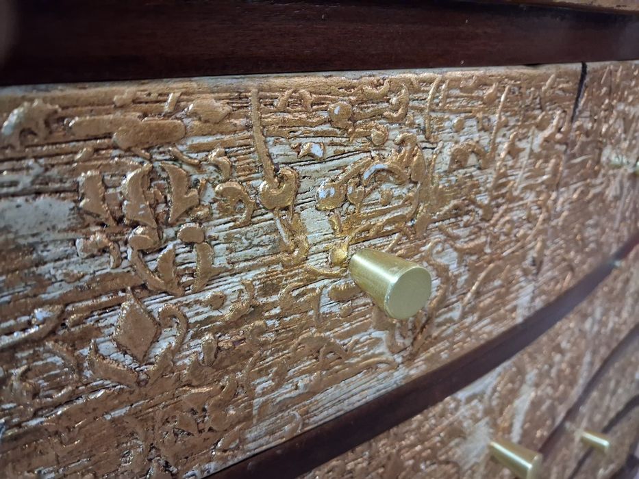 Movel decorado com aplicações a folha dourada