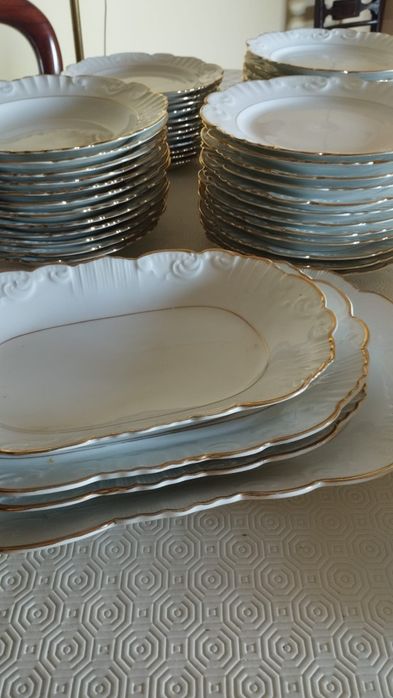 Serviço de jantar da Vista Alegre dos anos 40 composto por:
12 pratos