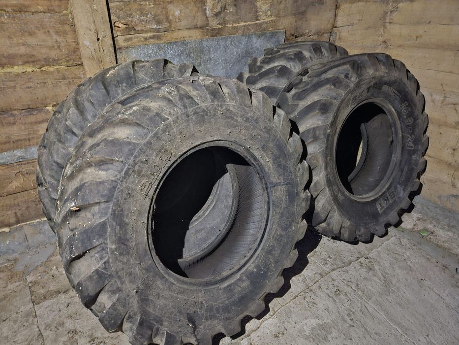 Kpl opon rolniczych i przemysłowych 16.9-24 BKT  AT621