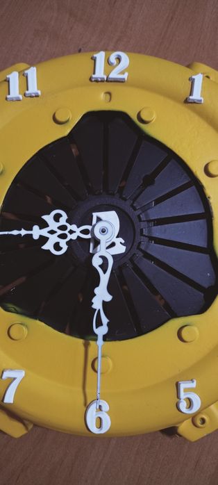 Часы настенные в виде корзины сцепления