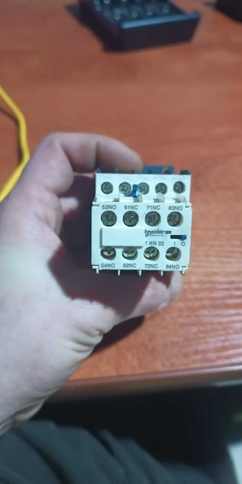 Schneider Stycznik pomocniczy 10A 2Z 2R 24V DC (CA3KN22BD) + LA1KN22