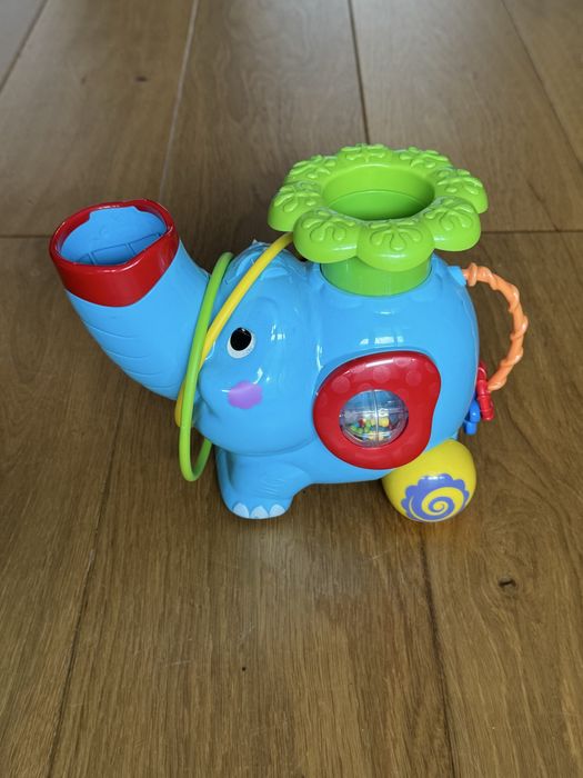 Zestaw zabawek grających w bardzo dobrym stanie.