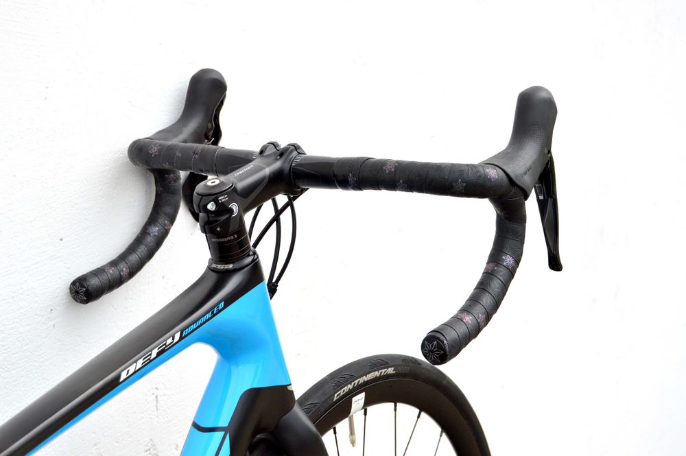 Komfortowa szosa GIANT DEFY ADVANCED 2 DISC M carbon 105 hydraulika 54