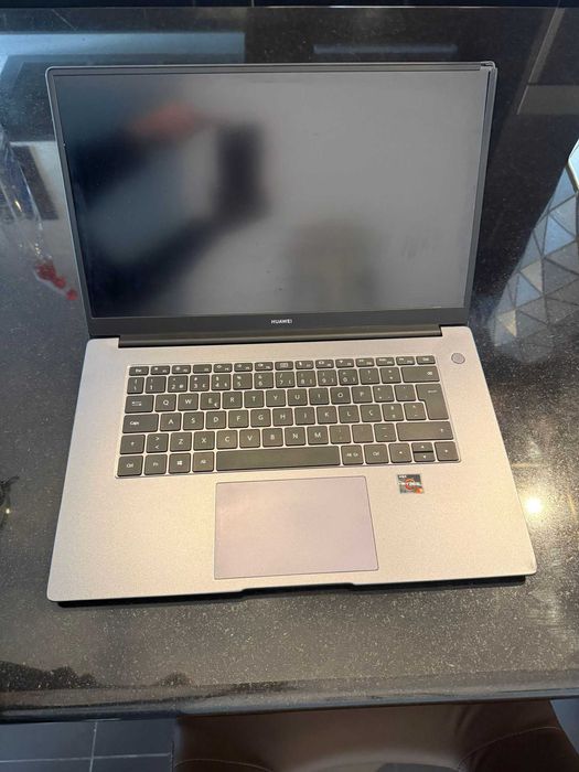 Huawei MateBook D15 AMD Ryzen 5 8GB RAM