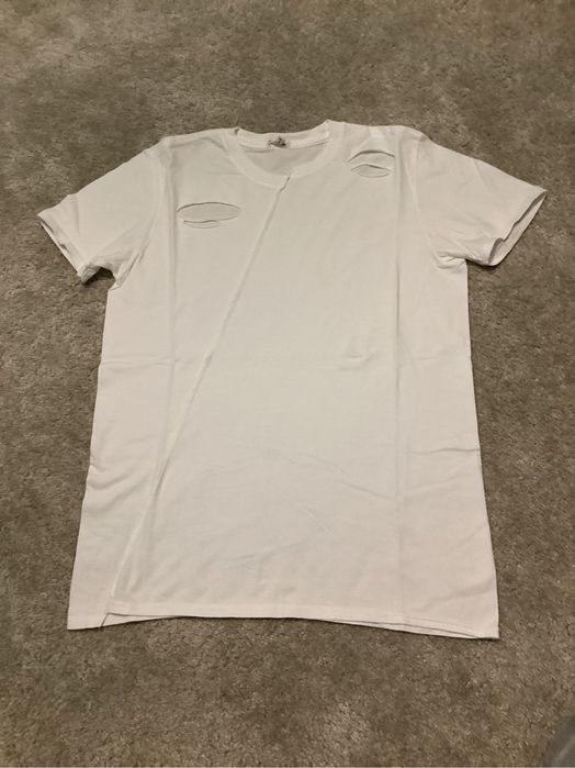 Biały T-shirt z dziurami