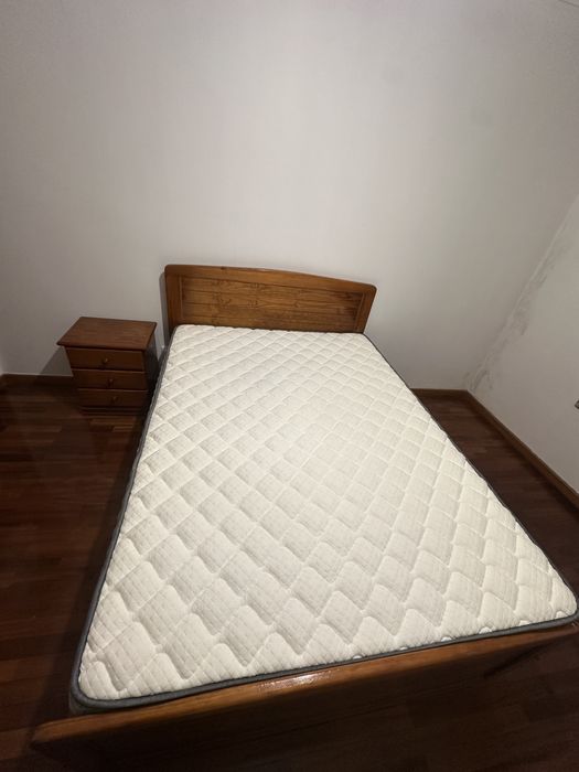 Cama de casal, Colchão e mesa de cabeceira