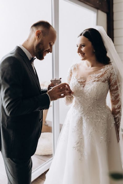 Розкішна весільна сукня